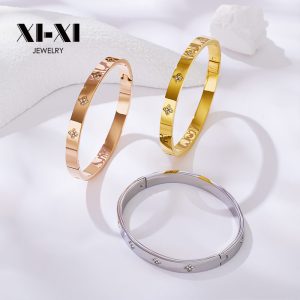 Stainless Steel Clover Bangle 682614923670