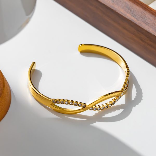 O1CN01BhXotz25wjZb3t8oZ_3529117591-0-cib.jpg Stainless Steel Wave Zirconia Bangle 894406663234
