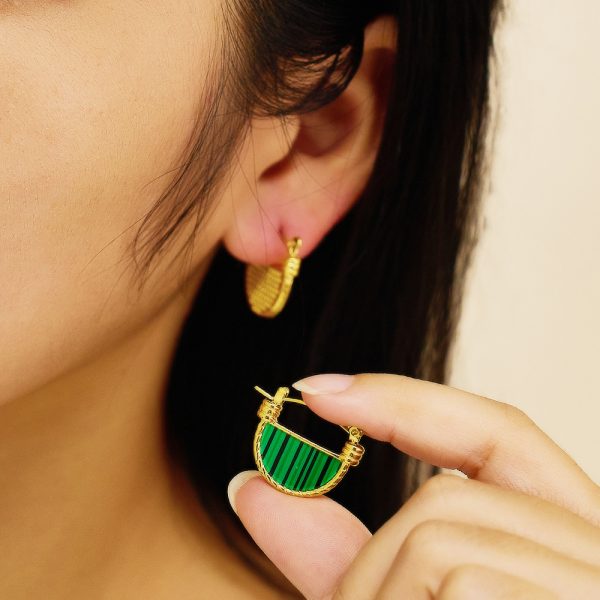 O1CN01CepQTg25wjSMS4yQn_3529117591-0-cib.jpg Stainless Steel Curved Zirconia Earrings 764653590602