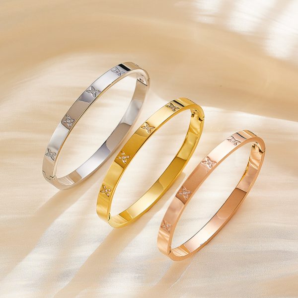 O1CN01CmEfh225wjUic9uvM_3529117591-0-cib.jpg Stainless Steel Rhinestone Bangle 724031540247