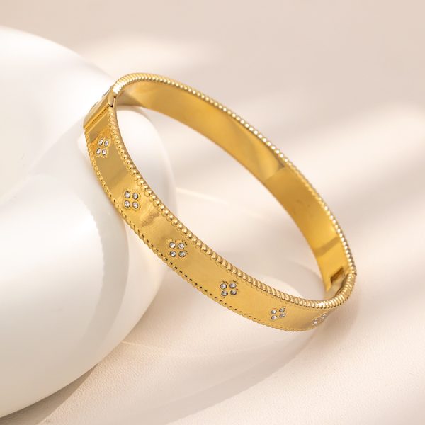 O1CN01R0fZ8T25wjfrNJQsY_3529117591-0-cib.jpg Stainless Steel Rhinestone Clover Bangle 1048230199027