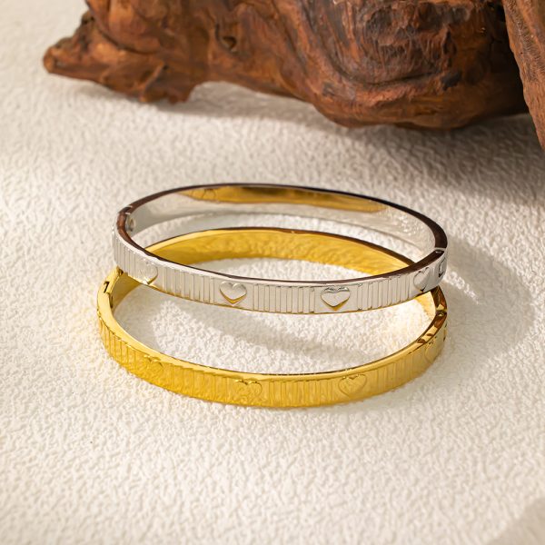 O1CN01TpAoy825wjc9cSr2U_3529117591-0-cib.jpg Stainless Steel Hollow Rhombus Bangle 960831992811