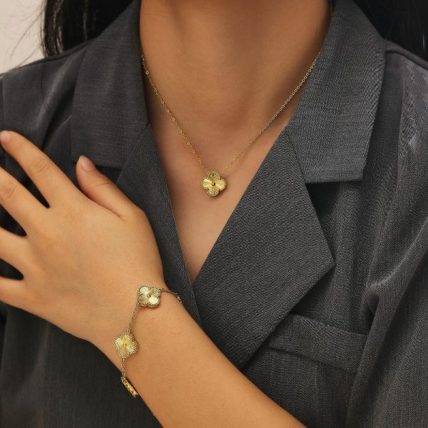 O1CN01UfF1tK25wjbbiaPZR_3529117591-0-cib.jpg Stainless Steel Clover Bracelet 947327311642