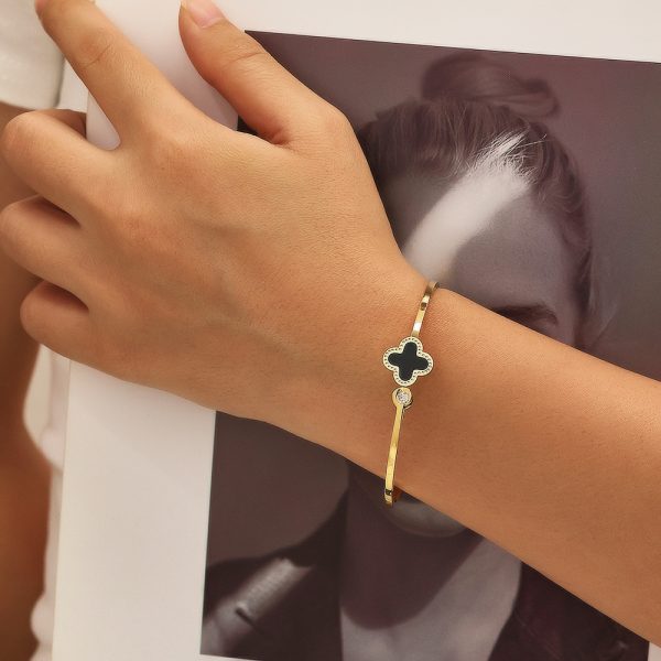 O1CN01bXHWqq25wjfvzj6xe_3529117591-0-cib.jpg Stainless Steel Clover Bangle 1050398186677