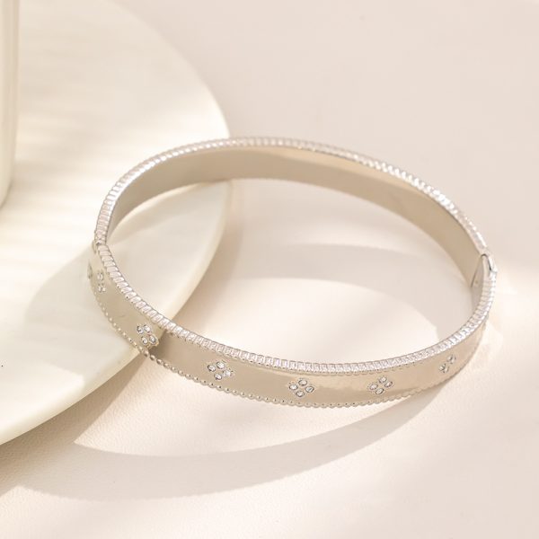 O1CN01d4rerW25wjfrzMpWA_3529117591-0-cib.jpg Stainless Steel Rhinestone Clover Bangle 1048230199027