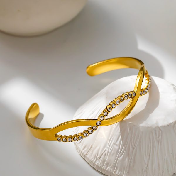 O1CN01drbMbe25wjZc3loGL_3529117591-0-cib.jpg Stainless Steel Wave Zirconia Bangle 894406663234