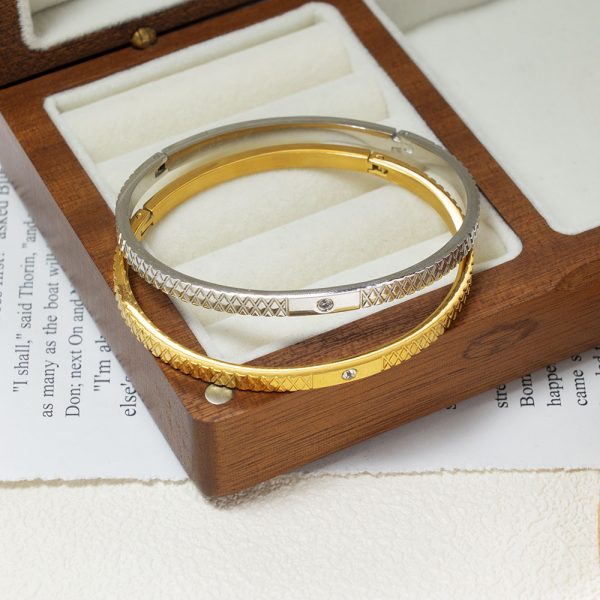 O1CN01gtuRN225wjXynMn1A_3529117591-0-cib.jpg Stainless Steel Zirconia Bangle 855757011705