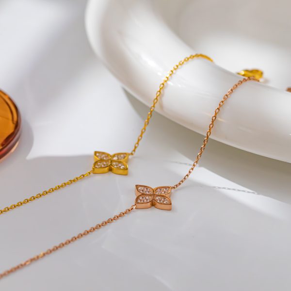 O1CN01l3iABh25wjZYJQls7_3529117591-0-cib.jpg Stainless Steel Clover Zirconia Bracelet 893440603660