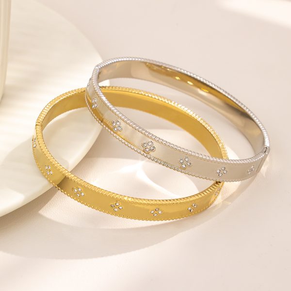 O1CN01lrEHFZ25wjft7MN5s_3529117591-0-cib.jpg Stainless Steel Rhinestone Clover Bangle 1048230199027