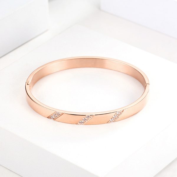 O1CN01nko8Kg1GTNOWEiuZo_6000000000623-0-cib.jpg Stainless Steel Three Stone Bangle 634911226588