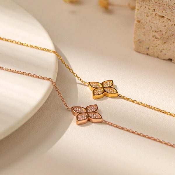 O1CN01pxpuxx25wjZXDK0Og_3529117591-0-cib.jpg Stainless Steel Clover Zirconia Bracelet 893440603660