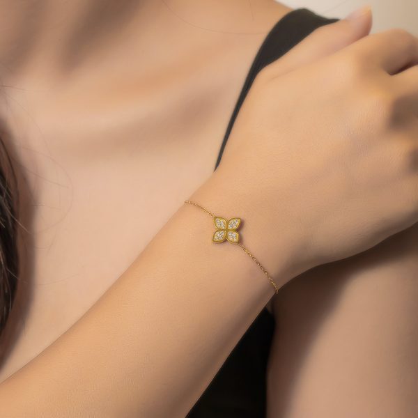 O1CN01qFQ79v25wjZYZgXGv_3529117591-0-cib.jpg Stainless Steel Clover Zirconia Bracelet 893440603660