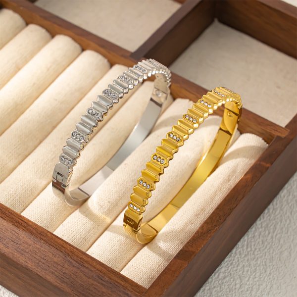O1CN01vFdq7u25wjc0SoO63_3529117591-0-cib.jpg Stainless Steel Vintage Bangle 955660871813