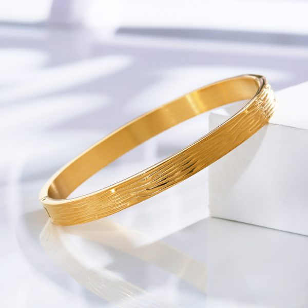 O1CN01veqUZN25wjQ4HVFlW_3529117591-0-cib.jpg Stainless Steel Hammered Bangle 741961586818